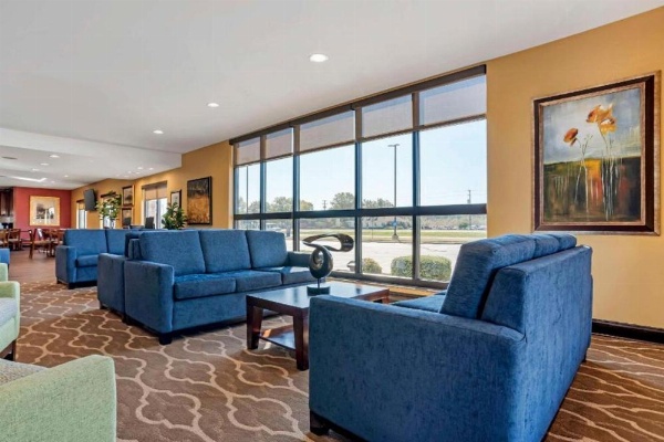 Comfort Suites Greenwood image 28